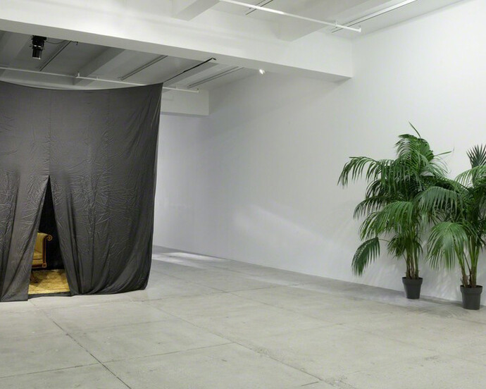 Marcel Broodthaers and James Lee Byars. Courtesy of Marian Goodman Gallery