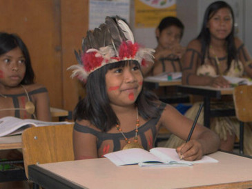 Crianças indígenas em sala de aula de uma escola do estado do Tocantins, região Norte do Brasil, estudam sobre história. Foto de Gustavo Sá