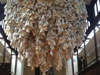 Fascinante hibridación entre arte e ingeniería, donde la sensibilidad estética se fusiona con una profunda comprensión de las propiedades intrínsecas de los materiales.   "Resonance" (Resonancia), 2023. Fabrica, Brighton and Hove, Este de Sussex, Inglaterra