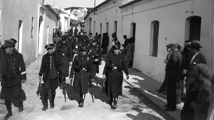 La Guardia Civil de la Segunda República llega al pueblo andaluz de Casas Viejas en 1933
