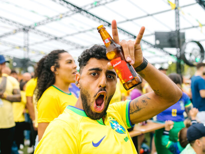 Torcedor fica agitado com o final da partida e faz careta para a foto. É fundamental notarmos os avanços que o país vem tendo no que tange ao respeito nos estádios ao adotar medidas urgentes para a punição de atos violentos