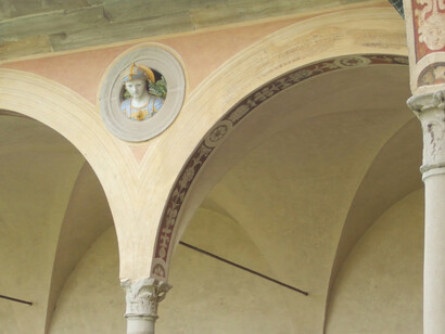 Busto di terracotta invetriata nel Chiostro grande