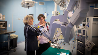 Franca Melfi e la sala operatoria robotica
