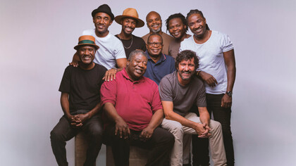 Banda Ghorwane. A banda começou a intercalar as músicas, criando fins e princípios energéticos, que não deixaram ninguém sentar
