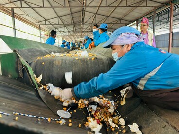 A rotina de triagem evidencia o papel humano na gestão de resíduos. Entre esforço e precisão, essa etapa conecta o descarte ao potencial de transformação em materiais como os bioplásticos