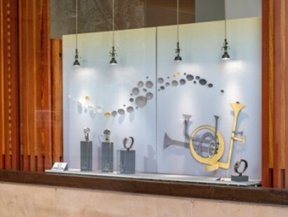 "Se inspiró en las torres de reloj de las ciudades centroeuropeas contando una historia con dos mecanos encargados de los engranajes para las joyas y relojes