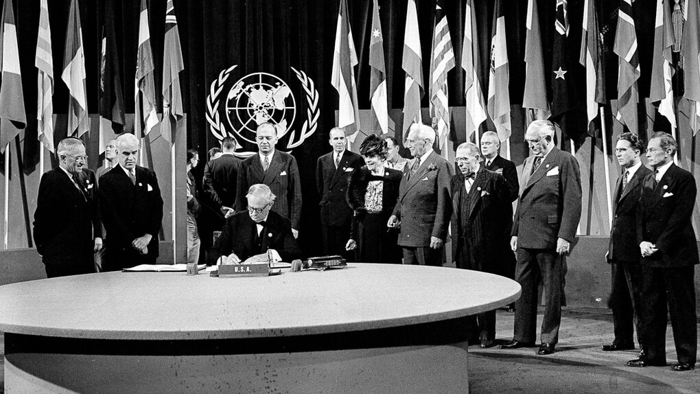 Los delegados de Estados Unidos alrededor del senador Tom Connally mientras firma la carta de la ONU en San Francisco el 26 de junio de 1945