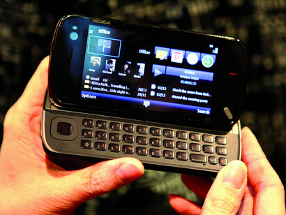 Conectado al mundo a través del móvil