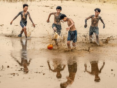 Garotos brincam em água acumulada da chuva. A casa onde morávamos em Volta Redonda tinha um quintal enorme, cheio de árvores e espaço para correr, soltar pipa, brincar na areia de carrinho, fazendo estradinhas e jogar bola, para lá ia toda a molecada que morava perto, o quintal ficava cheio de meninos, todos felizes e sem preocupação nenhuma com as contas a pagar. Era a maravilha das maravilhas!

