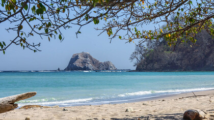 El peñón y la punta de la Reserva Natural Absoluta Cabo Blanco, en la estación seca