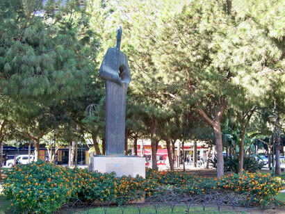 Fomentar una cultura de donación permite reducir las largas listas de espera y brindar esperanza a quienes necesitan un trasplante. Monumento a los donantes, estatua conmemorativa de Elena Laverón, en la Plaza de la Solidaridad, Málaga, España