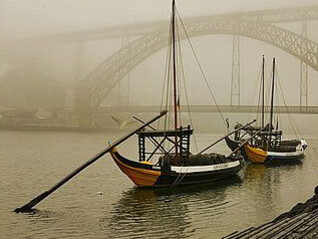 O barco português Rabelo é uma embarcação típica do rio Douro, Porto 