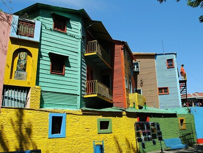 Barrios tradicionales como La Boca, San Telmo o Recoleta conservan una identidad única que se percibe en cada calle y en la calidez de su gente