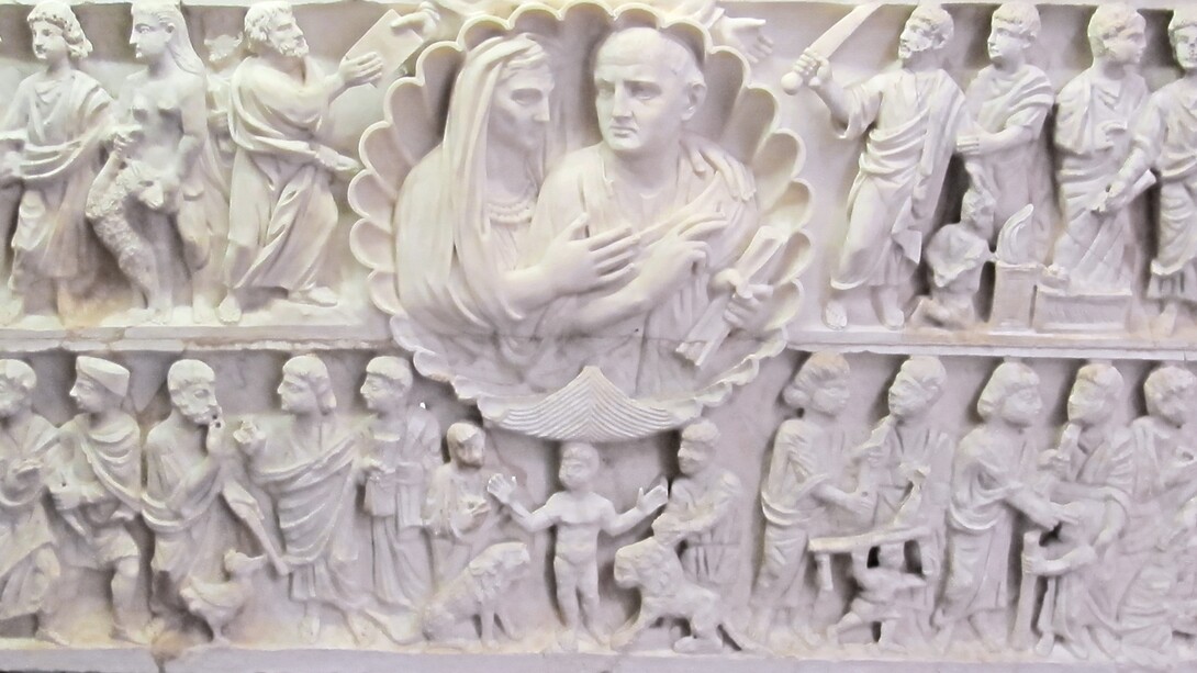 Museo Pio Cristiano. Sarcofago a doppio registro con clipeo e scene bibliche, 300-330 d.C. Rinvenuto nel 1592 nella vigna Guidaschi presso San Sebastiano. Inv. 31551. Roma, Italia. 
Nei primi secoli, i cristiani nell'antica Roma furono spesso perseguitati, considerati una minaccia per l'ordine pubblico e accusati di tradire la religione tradizionale romana