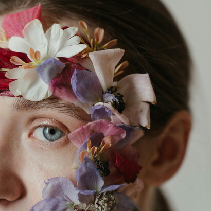 Na literatura e no cinema, o realismo fantástico oferece uma abordagem única para conectar magia, emoção e filosofia em narrativas marcantes