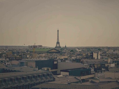 La vista panoramica di Parigi con la Torre Eiffel, avvolta nella nebbia, Francia