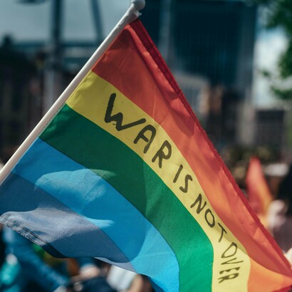 Bandera LGBTIQ+ que dice "La guerra no ha terminado"