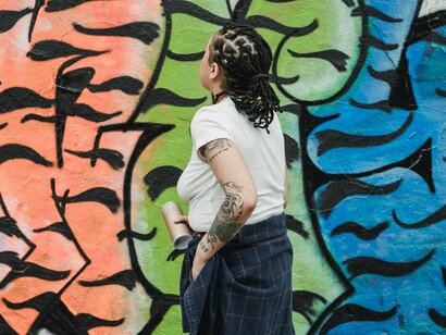 Entre a transgressão e a arte, a prática do pixo é uma expressão visual presente nos muros, edifícios e ruas de São Paulo. Carregada de simbolismo e marcada por uma tipografia própria compreendida apenas por quem vive essa prática, a cidade fala. E sempre tem algo a dizer



