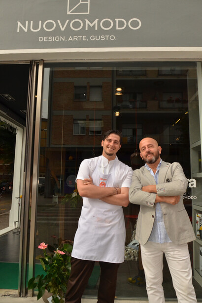 Gianluca e lo chef all'entrata di Nuovomodo