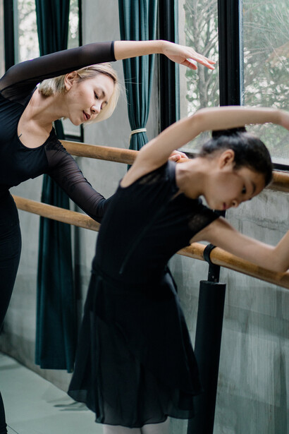 Educadora ensina técnicas para aluna sentir a dança do ballet