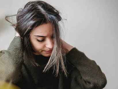 Mulher aflita após a perda de um parente querido