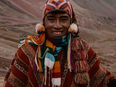 Uomo sorride in abiti tradizionali in Cusco, Perù