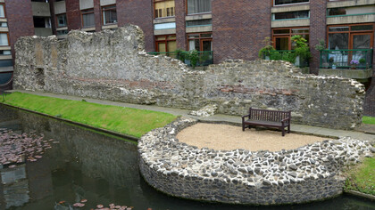 Cuando las fronteras amplias se ...La muralla del Londres romano Los residentes construyeron una muralla de piedra alrededor de Londinium alrededor del año 200 d. C., aunque es posible que existiera una fortificación mucho anterior