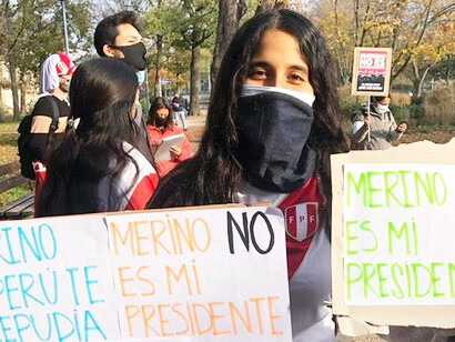 Melissa Sánchez in a rally against the coup at the Consulate of Peru in Offenbach Main