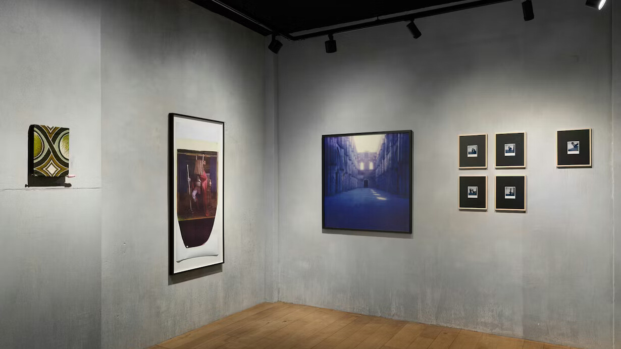 Various artists, An eye on polaroids, exhibition view. Courtesy of Hopstreet Gallery