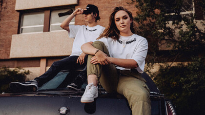 Entre décontraction urbaine et besoin de stabilité, le streetwear ne marque plus une rupture générationnelle mais une nouvelle forme d’équilibre contemporain