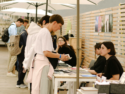 Des personnes profitent d'un événement littéraire dans une ambiance accueillante, reflétant la vie culturelle vibrante qui caractérise les événements éditoriaux que l'on peut trouver à Marseille