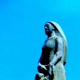 La costa española, muy especialmente en el noroeste, está llena de esculturas que recuerdan la historia reciente