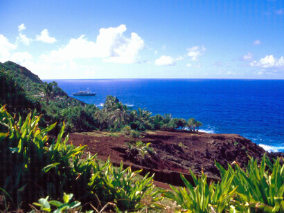 Vista de la costa de Adamstown, único asentamiento de la Isla Pitcairn