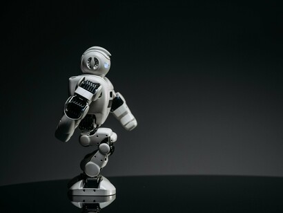 Durante muito tempo, a tecnologia foi apresentada como neutra. Um simples instrumento ao serviço de quem a utiliza. Esta ideia, no entanto, revela-se cada vez mais ilusória. Toda a tecnologia incorpora escolhas, valores e prioridades