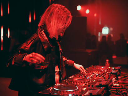 DJ pasando música. La Noche de la Nostalgia permite disfrutar de una noche cargada de recuerdos, baile y alegría