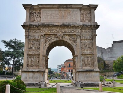 Le facciate dell'arco sono adornate con pannelli scolpiti che illustrano momenti salienti della vita dell'imperatore, inclusi episodi della campagna contro i Daci e la costruzione di infrastrutture pubbliche. Arco di Traiano, Benevento, Italia


