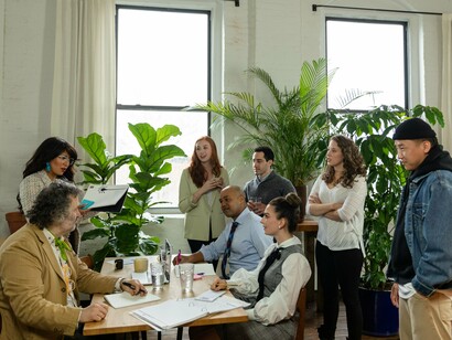 Participantes reúnem-se em torno de uma mesa durante um encontro de trabalho. A construção conjunta de decisões fortalece a governança e a articulação entre diferentes atores institucionais