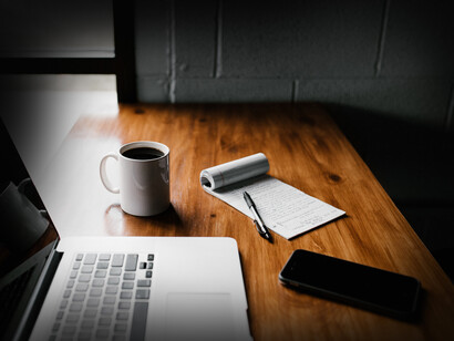 En un texto expositivo, se organiza según las necesidades de la información, partiendo generalmente de lo conocido, para ir añadiendo datos nuevos