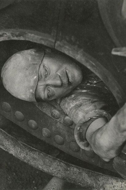 Jacob Tuggener. Lavoro in caldaia (nel “passo d’uomo”), 1935 © Jakob Tuggener Foundation, Uster
