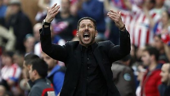 'Cholo' Simeone, en uno de sus típicos gestos arengando a la grada