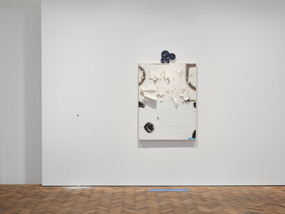 Un, 2019-20
marquee letter light, lightbulbs, PVA,
epoxy, painter's tape, post-it, permanent
marker, rust and archival pigment prints on
panel
142.2 x 91.4 cm
56 x 36 ins