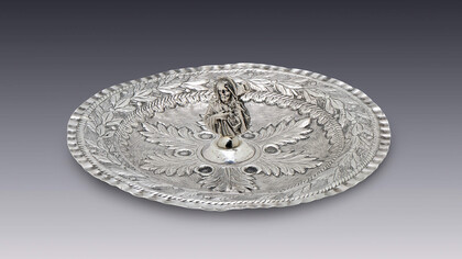 Plato limosnero, colección de platería novohispana del Museo Amparo, Puebla, México