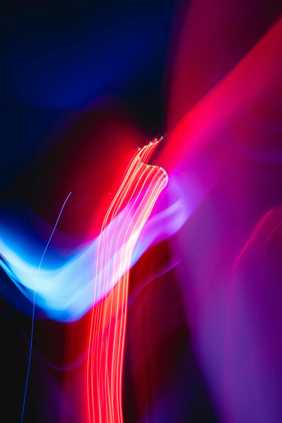 Dieses Phänomen ähnelt  teilweise der Relativitätstheorie, in dem die Zeiten in zwei verschiedenen Ausgangspunkte ganz unterschiedlich ticken