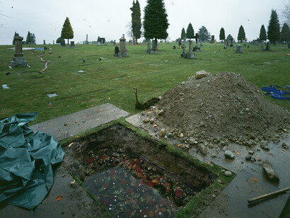 Jeff Wall, The flooded grave, 1998–2000. Courtesy of MAAT