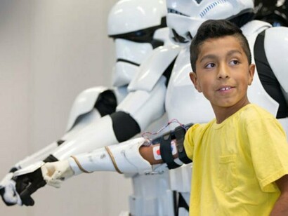 El pequeño Alvin García con su nuevo brazo biónico. Foto: Limbitless Solutions | © Matt Miller