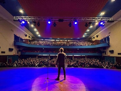 Angelo Duro durante uno spettacolo a teatro