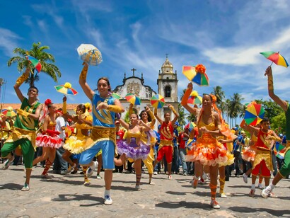Apresentação de frevo no carnaval de Olinda. Trabalhar com gestão cultural para que haja desempenho eficaz é preciso muita investigação, capacidade de filosofar, de refletir não só na logística, mas nas possíveis contradições que aparecem no antes, durante e no depois de cada projeto realizado. Ou seja, tem que ter uma visão fenomenológica, para entender o fluxo e a memória de cada manifestação. São ajustes para questões que irão exigir sensibilidade e razão, de hábitos verticalizados. 