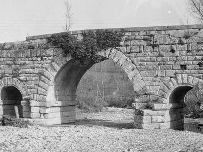 Il Ponte di Apollosa, noto anche come "Ponte dei Molini", risale probabilmente al I secolo d.C. ed è stato interamente ricostruito, mantenendo solo la struttura a tre arcate tipica dei ponti romani. Foto di Robert Gardner di inizi Novecento, Benevento, Italia