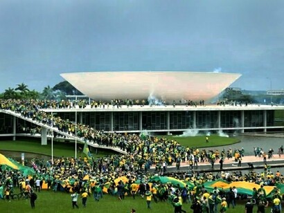 Atos golpistas de 8 de janeiro de 2023 em Brasília. Eu queria que o filme mostrasse a política do dia a dia, a partir da perspectiva de quem realmente vive o processo. Então comecei a buscar personagens em diferentes regiões do Brasil: alguém da zona oeste do Rio, uma área conhecida por ser super bolsonarista; alguém na Amazônia, para mostrar a dimensão logística de uma eleição em um país tão grande; e até um bolsonarista no Sul