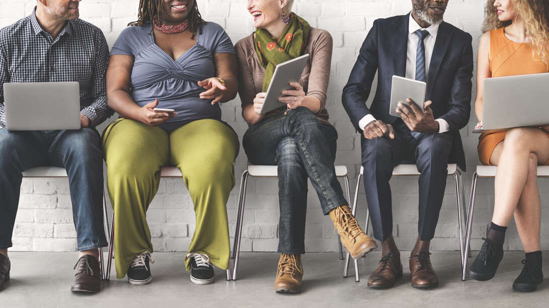 Equipe diversa em empresa. Lideranças e pessoas colaboradoras devem buscar criar um ambiente onde cada pessoa se sinta valorizada e compreendida. Cada vez mais, empresas confirmam a importância de um ambiente de trabalho acolhedor e humano. Os benefícios vão desde o aumento da produtividade até a retenção de talentos e inovação